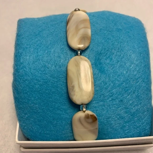 2/$13 Shell bracelet - Picture 3 of 6